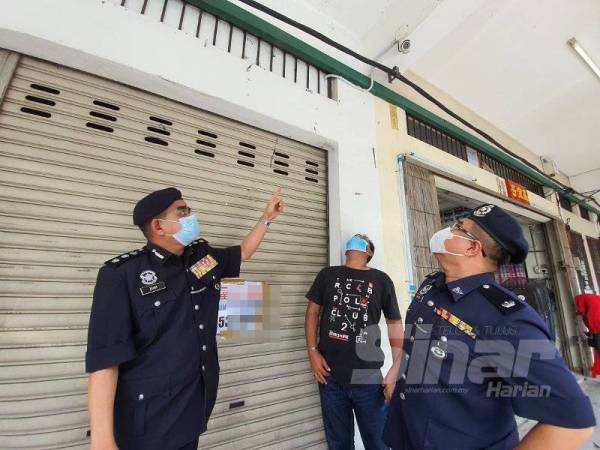 Noorzainy menunjukkan CCTV yang dipasang di luar premis.