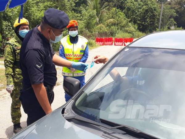 Empat sekatan jalan raya diadakan di laluan empat kampung yang dikenakan PKPD Pentadbiran di daerah Padang Terap. 