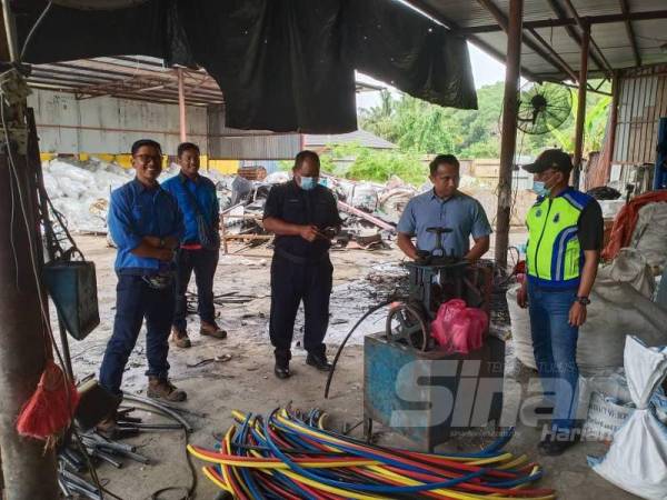 Polis bersama wakil TNB menjalankan pemeriksaan ke atas premis barangan lusuh tersebut. 