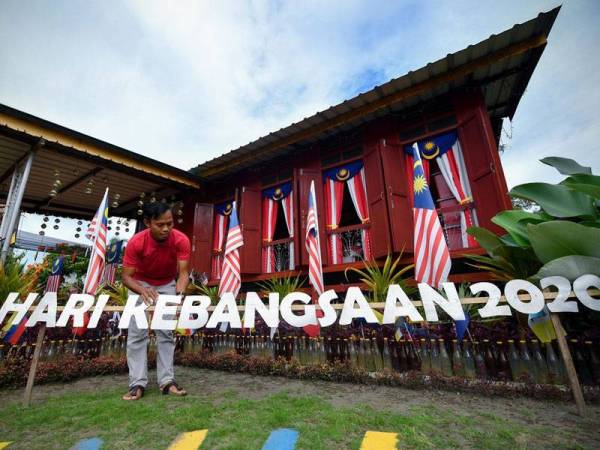 Rumah milik Mohammad Muzzamman Othman, 31, kelihatan meriah dengan dihiasi Jalur Gemilang ketika tinjauan foto Bernama di Felda Tun Ghafar, hari ini. 