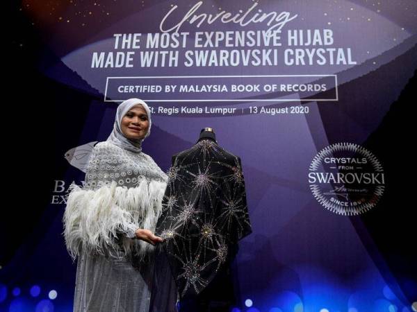Pengarah Pemasaran Bawal Exclusive Sdn Bhd Haliza Maysuri bergambar bersama tudung termahal di dunia ketika Majlis Pengumuman Bawal Exclusive mempersembahkan tudung termahal di dunia bertatahkan kristal Swarovski hari ini.