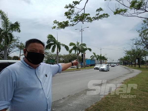 Roger menunjukkan lokasi jejambat bakal dibina. 