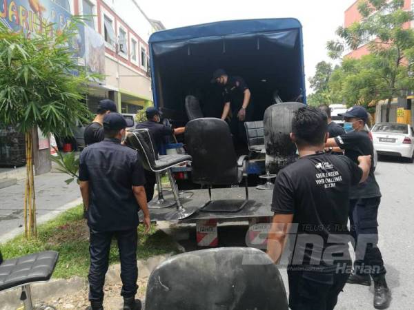 Sebahagian perabot yang disita dibawa ke depoh simpanan MBSA.