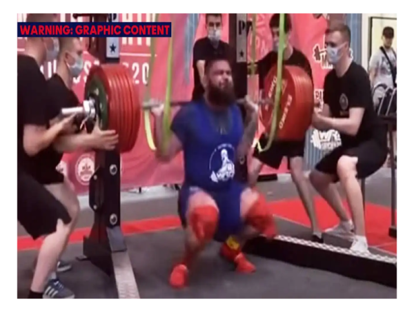 Detik cemas Sedykh terjatuh ketika mengangkat bebanan seberat 400kg.