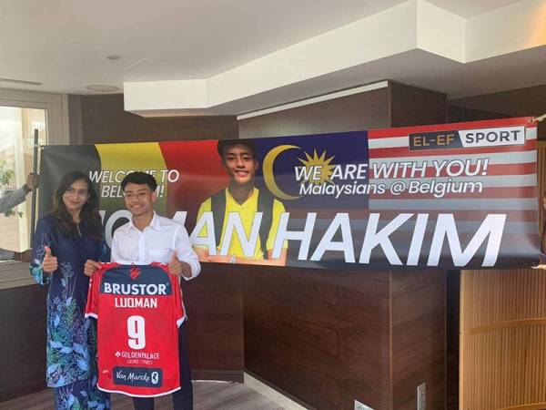 Luqman Hakim bersama Prisheela Prakas menunjukkan jersi nombor 9 yang bakal disarungnya apabila menyertai KV Kortrijk.
FOTO: EL-EF SPORTS1