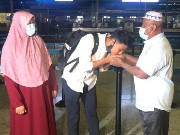 Luqman Hakim mencium tangan bapanya sebelum berlepas ke Belgium awal pagi tadi.