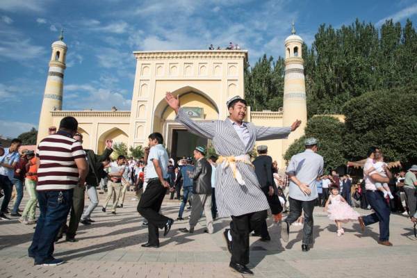 Gambar fail bertarikh 6 Julai 2016 menunjukkan umat Islam menari di hadapan Masjid Id Kah di Kashgar, Wilayah Autonomi Uygur Xinjiang di barat laut China. -Foto Xinhua 
