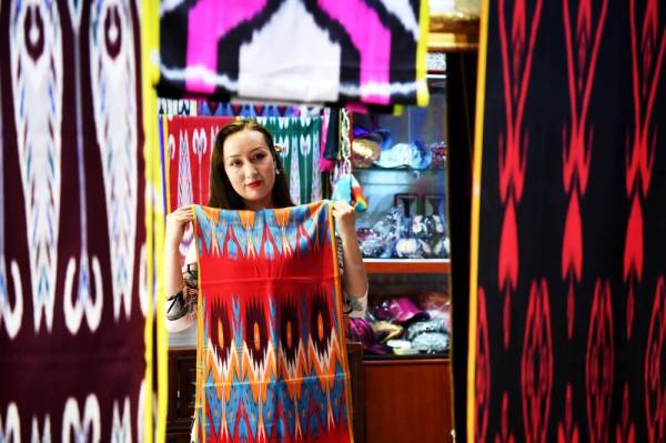 Gambar fail bertarikh 26 Mei 2020 menunjukkan seorang pelanggan mengunjungi sebuah kedai di 'Dove Lane' di kota purba Tuancheng di bandar Hotan, Wilayah Autonomi Uygur Xinjiang, barat laut China. -Foto Xinhua