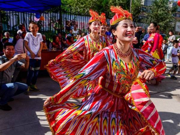 Gambar fail bertarikh 12 September 2016 menunjukkan penduduk menari untuk meraikan Hari Raya Aidiladha di Urumqi. -Foto Xinhua