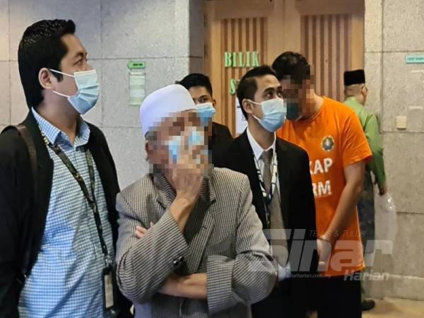 Pegawai SPRM mengiringi suspek untuk permohonan reman di mahkamah hari ini.