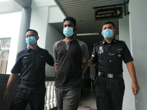 Kamaluddin didakwa di Mahkamah Majistret Ayer Keroh hari ini, kerana melakukan ugutan jenayah dan menghayunkan parang terhadap bapa dan abang kandungnya.