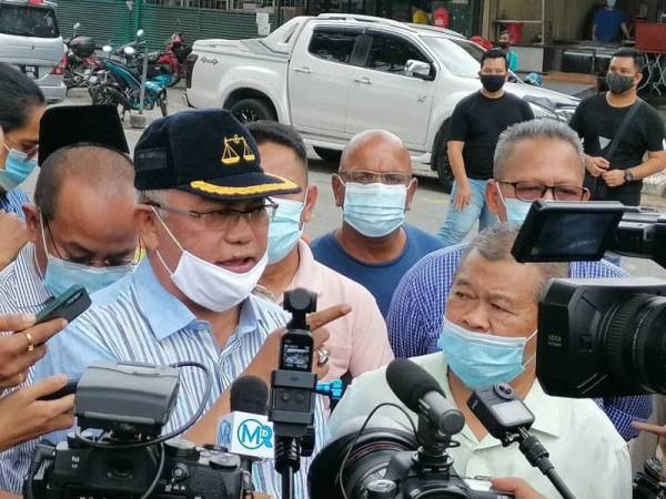 Noh pada sidang akhbar di Bandar Baru Sungai Buloh hari ini ketika turun padang bertemu peniaga yang terkesan akibat operasi MBSA pada Rabu lalu.