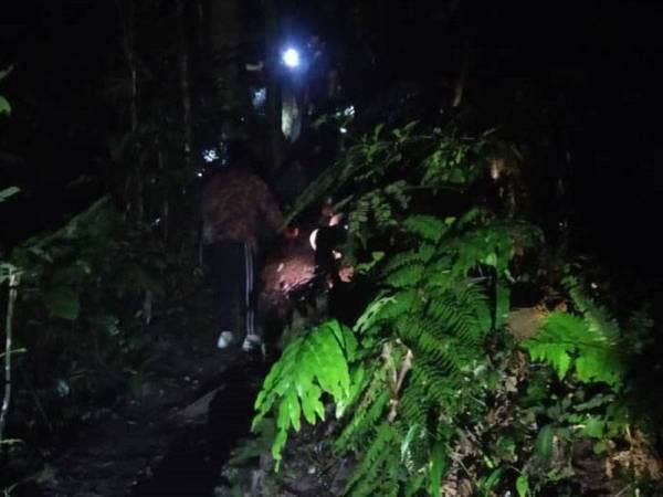 Operasi ketika menyelamatkan dan membawa turun lima warga asing malam tadi
