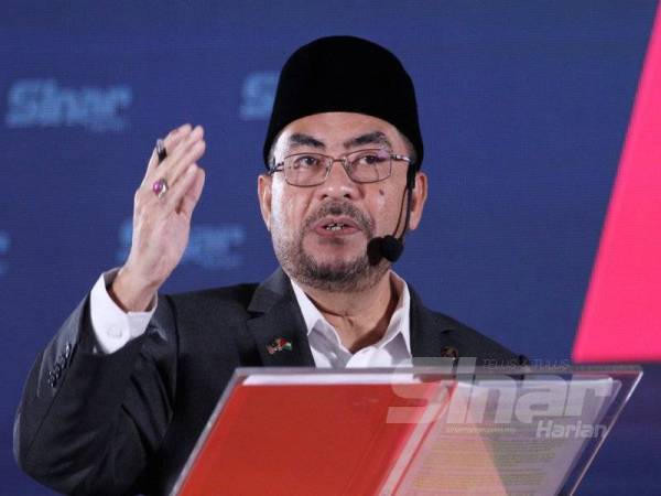 Mujahid bersemuka dengan bekas Pengerusi TH, Datuk Seri Abdul Azeez Rahim dalam program Berani Semuka yang dikendalikan Tan Sri Johan Jaaffar di Kumpulan Media Karangkraf malam ini. FOTO SINAR HARIAN/ROSLI TALIB