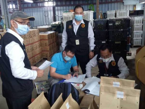 Pegawai penguat kuasa JKN Pahang melakukan pemeriksaan ke atas sayur-sayuran dan buah-buahan di beberapa pusat pengumpulan dalam Operasi Caras Hijau Bersepadu di Cameron Highlands, kelmarin. - Foto ihsan JKN Pahang