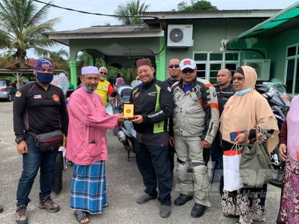 Ustaz Hanafi menyerahkan plak kepada Mohd Rosdi untuk misi Kembara Dakwah kali ini.