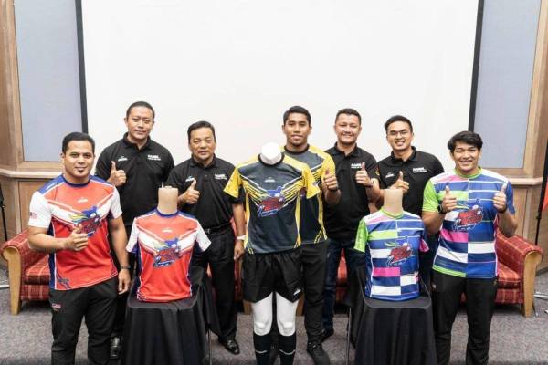 Dari kiri Bob Faizeli; Timbalan Pengarah KPM, Razuki A Rahim; Naib Presiden KRM, Fahmy Jalil Mohd Amie dan pemain ragbi kebangsaan selepas pelancaran larian berkenaan di MSN. - Foto Kuain Ibrahim