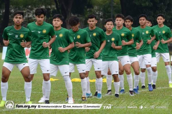 Pemain B-19 negara giat menjalani latihan di padang PKNS. - Foto FB FAM