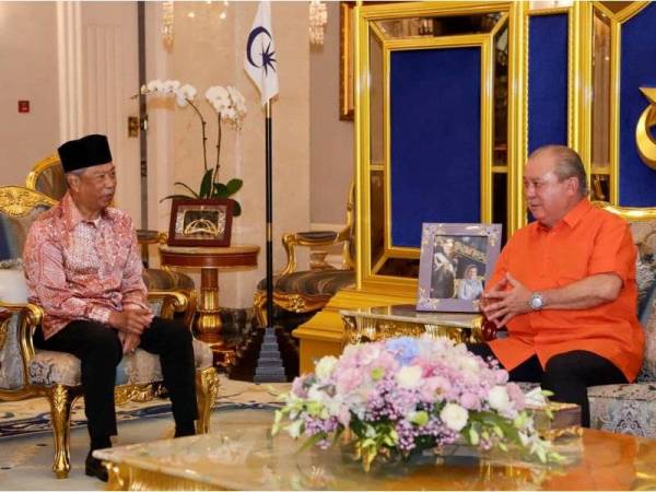 Muhyiddin menghadap Sultan Ibrahim dalam satu pertemuan di Istana Bukit Serene, Johor Bahru hari ini. - Foto ihsan Royal Press Office