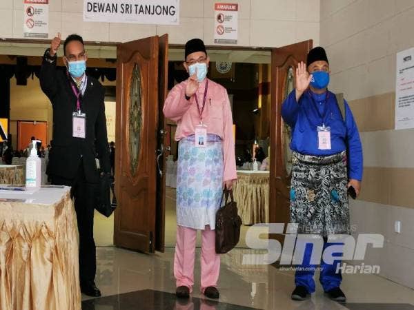 Mohd Zaidi (kanan) bersama dua calon Bebas, Amir Khusyairi dan Santharasekaran.