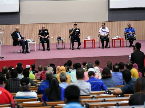 Mazlan (tengah) pada Sesi Perbincangan Townhall di Sekolah Jenis Kebangsaan Cina Kepong 2, Kuala Lumpur hari ini. - Foto Bernama