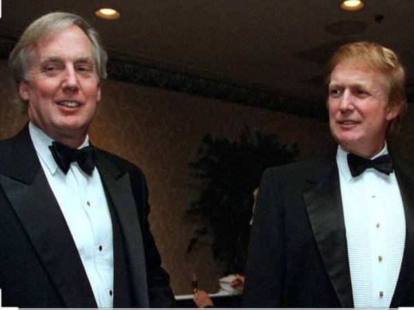 Adik bongsu Trump, Robert (kiri) kritikal ditempatkan di hospital. -Foto AP