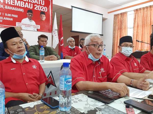 Bakly (tengah) dan Ramly (kiri) pada sidang media hari ini.