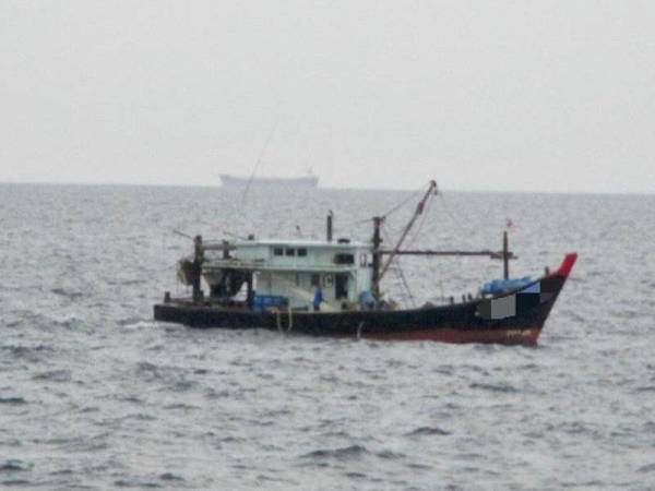Bot pukat tunda dikendalikan warga asing ditahan di Endau Johor semalam kerana melanggar syarat sah lesen perikanan.