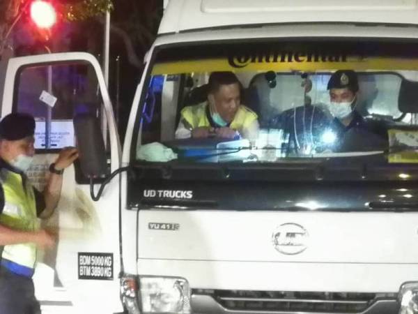 Polis melakukan pemeriksaan didalam lori yang dikatakan menjadi punca kemalangan di persimpangan lampu isyarat Jalan Sultan Azlan Shah, Gelugor malam tadi.