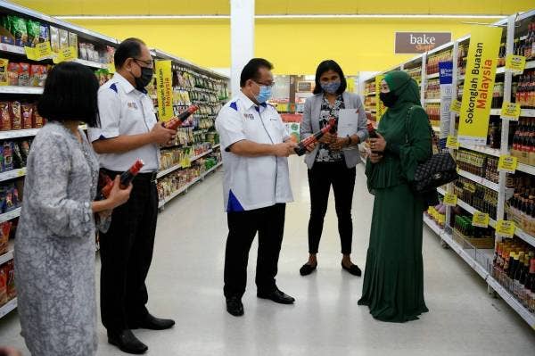 Alexander Nanta Linggi (tengah) beramah mesra bersama sebahagian pembekal perusahan kecil dan sederhana pada Majlis Pelancaran Program Jualan Malaysia dan kempen beli barangan Malaysia peringkat negeri Selangor di Tesco Mutiara Damansara hari ini. -Foto Bernama