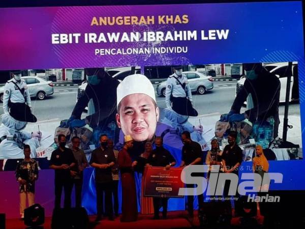 Muhyiddin menyampaikan Anugerah Khas kepada Ebit Irawan Ibrahim Lew atau Ustaz Ebit Lew pada program Sambutan Hari Belia Negara Tahun 2020 di Pusat Konvensyen Antarabangsa Persada Johor, Johor Bahru hari ini.