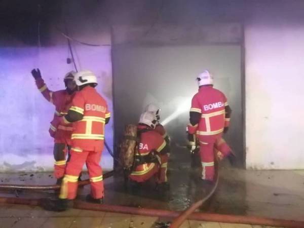 Pasukan bomba melakukan kerja pemadaman.