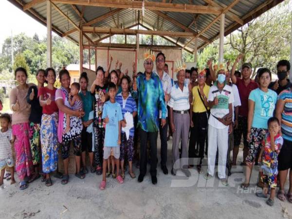 Ramesh bersama penduduk Kampung Sungai Teras.