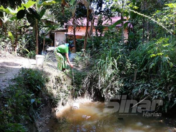 Hanjati mengangkut air dari telaga setiap hari untuk kegunaan harian.