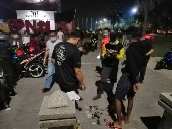 Dalam operasi yang diadakan bermula jam 11 malam sehingga 5 pagi itu, sebanyak 150 kenderaan telah diperiksa. 