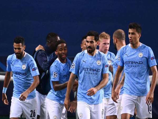 De Bruyne (tiga kanan) meraikan jaringan penyamaan Manchester City ketika mementang Lyon di Estadio Jose Alvalade, Lisbon.
