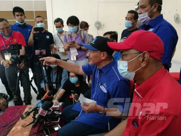 Hishammuddin ketika sidang media selepas hadir ke Majlis Ramah Mesra Bersama Pemimpin Masyarakat dan Warga Felda Trolak Selatan di Dewan Semai Bakti, Felda Trolak Selatan di sini hari ini.