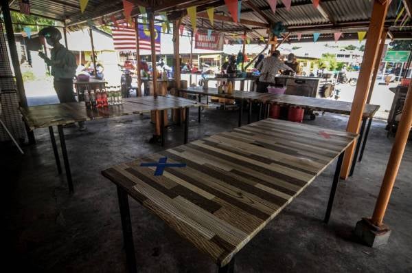 Gerai roti canai kelihatan lengang tanpa pengunjung ketika tinjauan di sekitar Teluk Kumbar hari ini.
Foto: Bernama