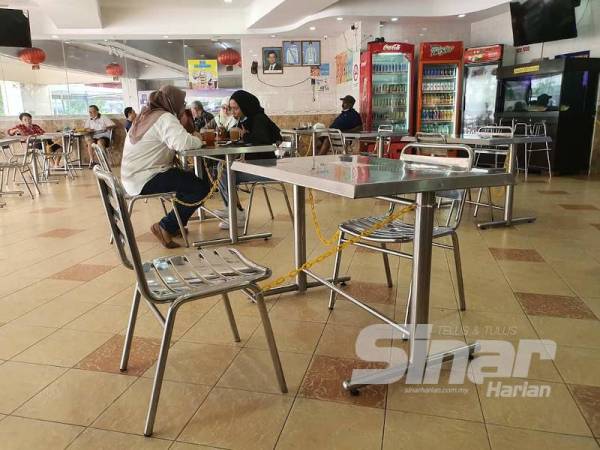 Pendekatan menambat kerusi dan meja di Restoran Nasi Kandar Pelita untuk memastikan penjarakan fizikal dalam kalangan pelanggan diamalkan.