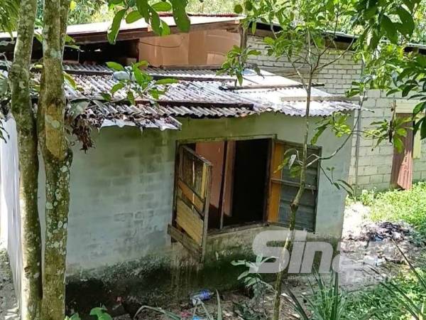 Rumah kecil yang didiami Nur Azipah dan keluarga turut dihuni oleh 10 orang ahli keluarga lain.