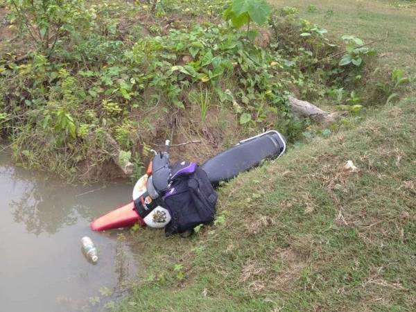 Mangsa dikhuatiri lemas selepas motosikal dipercayai ditunggangi mangsa ditemui di tepi sungai. Foto: JBPM Perak