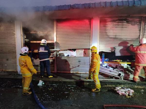 Rumah kedai dua tingkat di Taman Desa Permai terbakar pagi tadi. Foto: JBPM