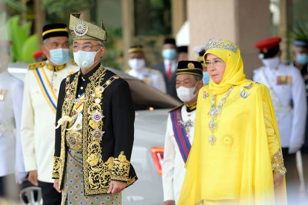 Yang di-Pertuan Agong, Al-Sultan Abdullah Ri’ayatuddin Al-Mustafa Billah Shah berkenan berangkat pada Istiadat Menghadap dan Istiadat Pengurniaan Darjah Kebesaran, Bintang dan Pingat Persekutuan 2020 sempena sambutan Ulang Tahun Hari Keputeraan Rasmi Baginda di Istana Melawati hari ini. Turut berangkat Raja Permaisuri Agong Tunku Hajah Azizah Aminah Maimunah Iskandariah. -Foto Bernama