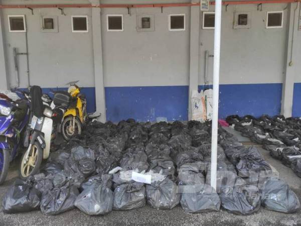 160 plastik hitam yang mengandungi 800 kilogram disyaki daun ketum yang dirampas polis di sebuah rumah di Kampung Lamdin, Naka, Kuala Nerang pada 13 Ogos lalu.