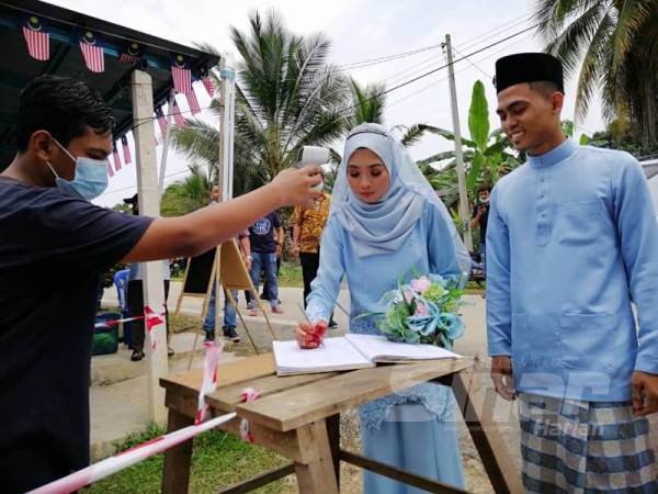 Pasangan muda yang manis dan segak berbaju biru muda ini selamat dinikahkan pagi tadi di Pejabat Agama Daerah Batang Padang di Tapah.