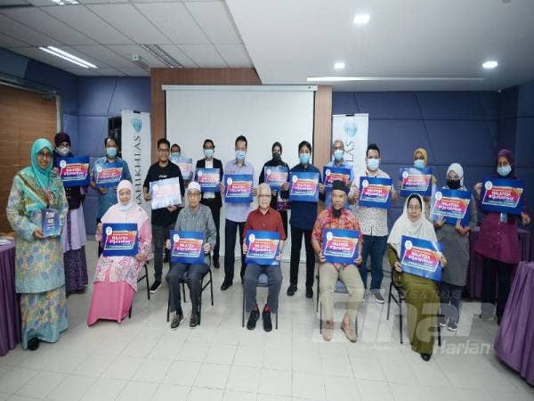 Hussamuddin (tengah) bergambar bersama pengamal media dan tetamu selepas selesai Taklimat Sinergi Malaysia #QuranHour yang diadakan di Karangkraf. Foto: ROSLI TALIB

