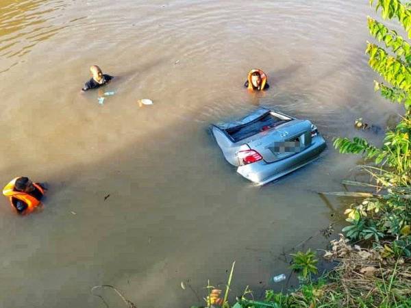Anggota bomba sedang membawa naik kereta yang dipandu Mohamad Noor yang terbabas ke dalam sungai di Kampung Lama,Tandop di sini hari ini.
