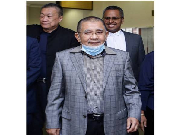 Mohd Isa hadir pada hari pertama prosiding bela diri terhadap sembilan pertuduhan rasuah yang dihadapinya di Mahkamah Tinggi hari ini. - Foto Bernama