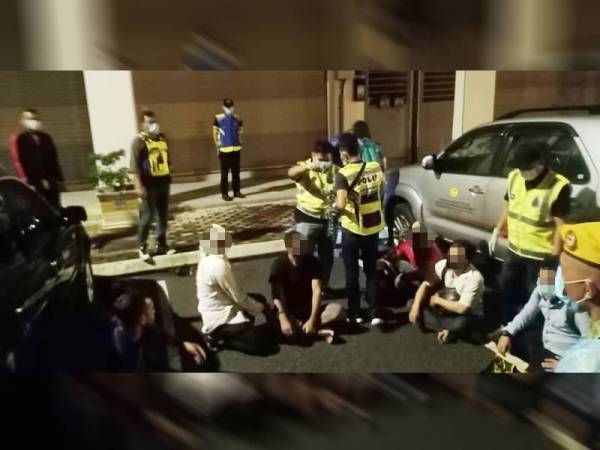 Polis melakukan pemeriksaan terhadap warga asing dalam Ops Sepadu di sekitar daerah ini, pagi tadi.