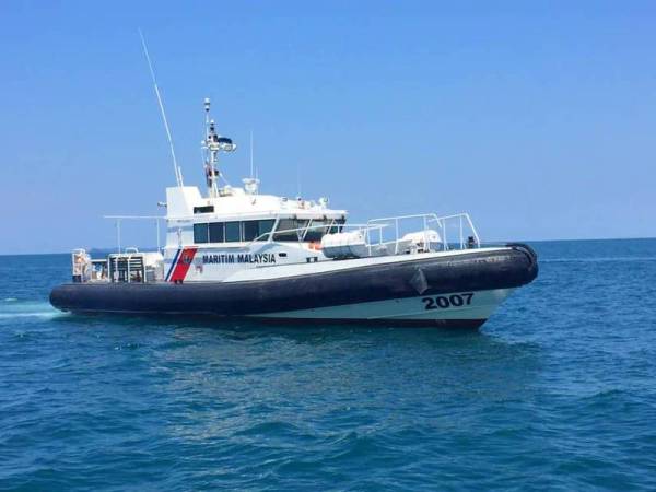 Bot Penyelamat 7 milik APMM Kelantan mengalami kerosakan selepas diserang nelayan Vietnam.